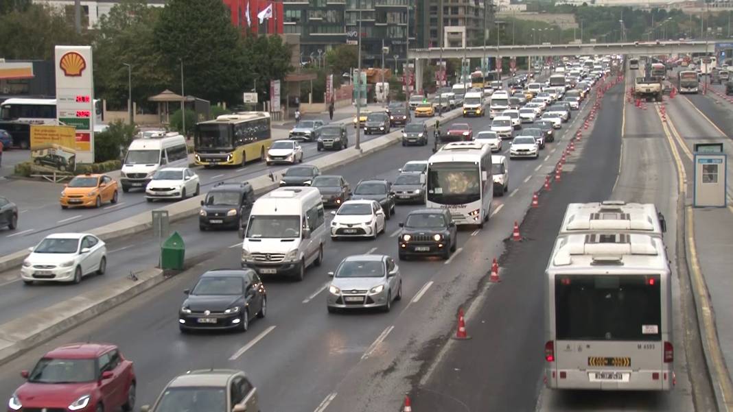 Okullarda uyum haftası başladı: İstanbul'da trafik felç oldu 12